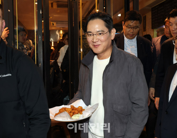  시민들에게 치킨나눠주는 이재용 회장                                                                                                                                                              