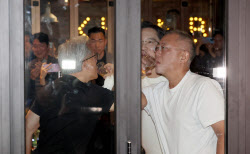 "다 살게요" 깐부 된 3총수, 치맥 회동서 골든벨 울렸다[르포]