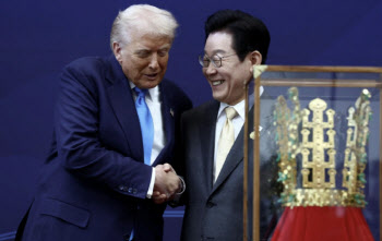 트럼프, ‘신라금관’ 받고 어땠나보니…“황홀한 상태”