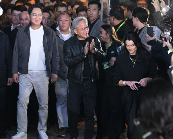 &apos;치맥 회동&apos; 3총수 옆 이 여성 누구?…젠슨 황 밀착 보좌