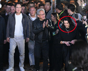 &apos;치맥 회동&apos; 3총수 옆 이 여성 누구?…젠슨 황 밀착 보좌