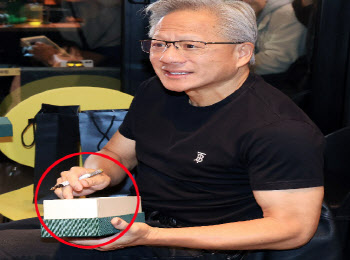 "한병 700만원, 없어서 못 판다"…&apos;품절템&apos; 젠슨 황 선물 정체는