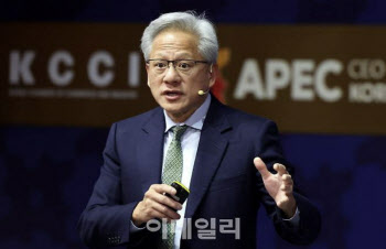 ‘14조 규모’ GPU 공급 약속한 젠슨 황…“韓 ‘AI주권국’될 것”(종합)