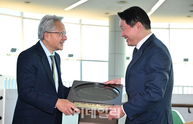 '함께 미소 보이는 최태원-젠슨 황' 