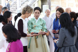 직접 고른 '핫템'…김 여사, 영부인들에 건넨 선물은