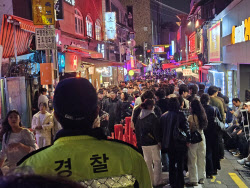 '매우혼잡' 이태원·홍대 인파 폭증…곳곳서 호루라기 울렸다 (종합)