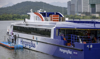한강버스, 오늘 운항 재개…반대시위 열리기도