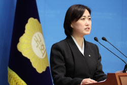 與 "APEC 성공은 국난 극복한 국민 모두의 성공"