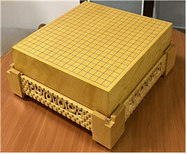 트럼프엔 ‘금관 모형’…李, 시주석에 본비자 ‘바둑판 세트’ 선물