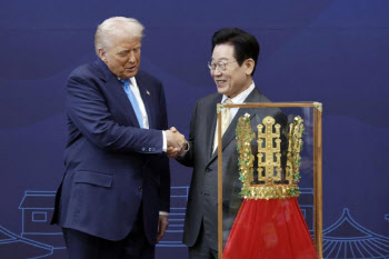 “백악관 제일 앞 전시하라” 금관·훈장 직접 챙긴 트럼프