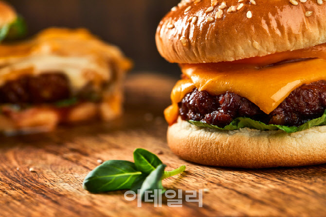 가맹점에 포크·나이프 구매 강제…프랭크버거 과징금 6.4억