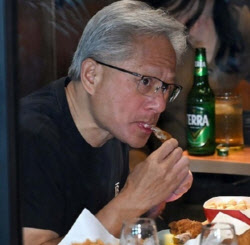 &apos;젠슨 황&apos; 효과 이 정도야?…깐부치킨 1호점 결국 휴업