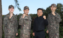 경주 APEC서 경비 작전하던 군인들, 쓰러진 노인 구했다