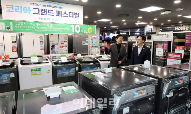 가전제품 둘러보는 김정관 산업통상부 장관