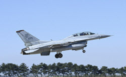 "아빠가 중국 공안"…&apos;전투기&apos; 몰래 찍은 10대 중국인들