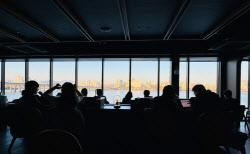 접안 중 &apos;쾅&apos; 스타벅스 정전...재개 이틀차 한강버스 근황