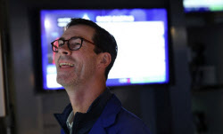 아마존 4%↑·엔비디아 2%↑…AI투자 재점화에 연말랠리?[월스트리트in]