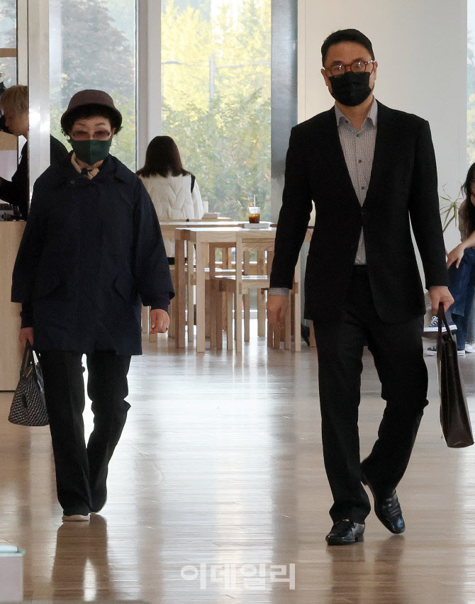 김건희 모친·오빠 특검 동시출석…양평개발 특혜 의혹                                                                                                                                               