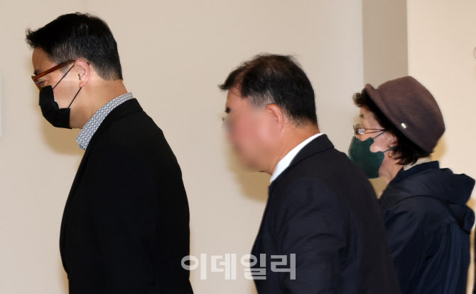 특검 향하는 김건희 모친·오빠 