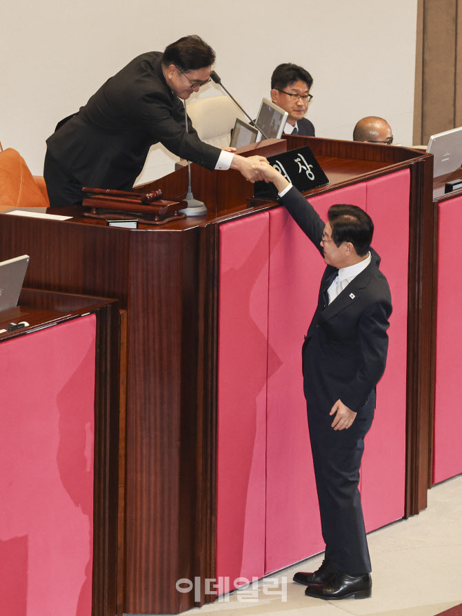 예산안 시정연설, '악수하는 이재명-우원식'                                                                                                                                               