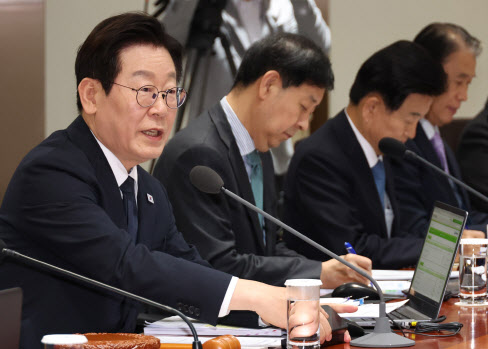 李대통령, APEC 후 첫 국무회의…"경제·외교 긴장 잃지 말자"