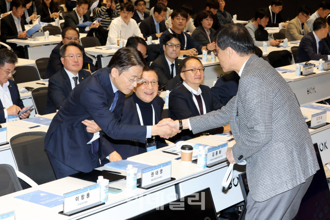 인사 나누는 이창용 한국은행 총재-권대영 금융위 부위원장                                                                                                                                           