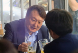 尹 “‘소맥’ 막 돌리기 시작했죠?”…조갑제 “음주 습관 인정”