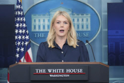 &apos;K-화장품 인증샷&apos; 백악관 대변인 "내 피부, 이보다 더 좋은 적 없어"