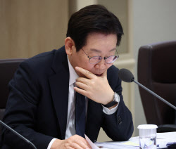 외교 강행군 속 ‘몸살’ 李 대통령, 소방공무원 오찬 취소