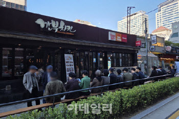 "우리나라에 와라" 깐부치킨, 해외 러브콜 쇄도…K치킨 열풍 잇나