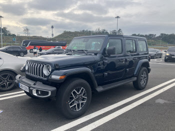 [타봤어요]묵직함과 강인함의 끝판왕 &apos;지프 랭글러 사하라&apos;