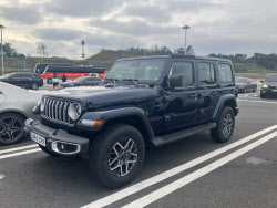 [타봤어요]묵직함과 강인함의 끝판왕 &apos;지프 랭글러 사하라&apos;