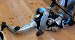 “1억 넘는 제품인데…” 中로봇, 요리하다 ‘우당탕’ (영상)