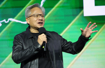 “이러다 AI 경쟁서 중국이 미국 이길것”…젠슨황의 경고