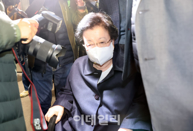 특검 향하는 이배용 전 국가교육위원장                                                                                                                                                              