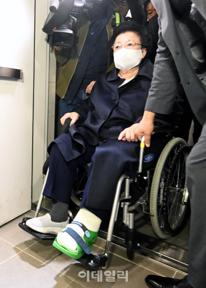 이배용 전 국가교육위원장, 휠체어 타고 특검 출석                                                                                                                                                   