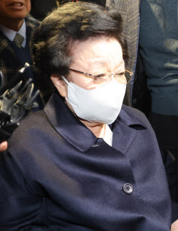 [포토]이배용 전 국가교육위원장, 김건희 특검 참고인 신분으로 출석                                                                                                                                        