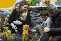 안젤리나 졸리, 러 포격 빗발치는 우크라 도시 깜짝 방문