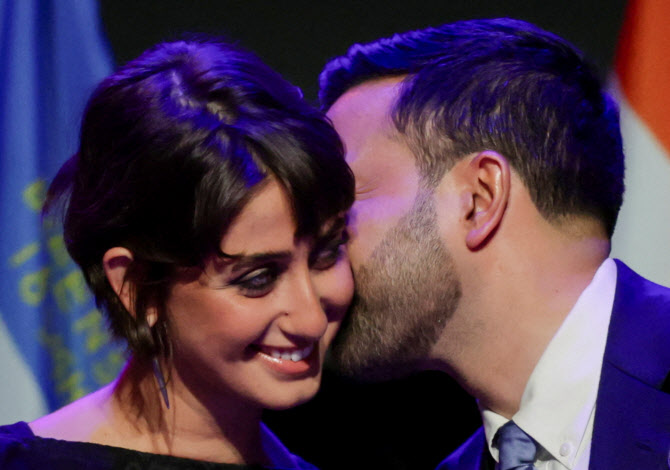 새 뉴욕 시장 맘다니, 아내와 키스                                                                                                                                                                        