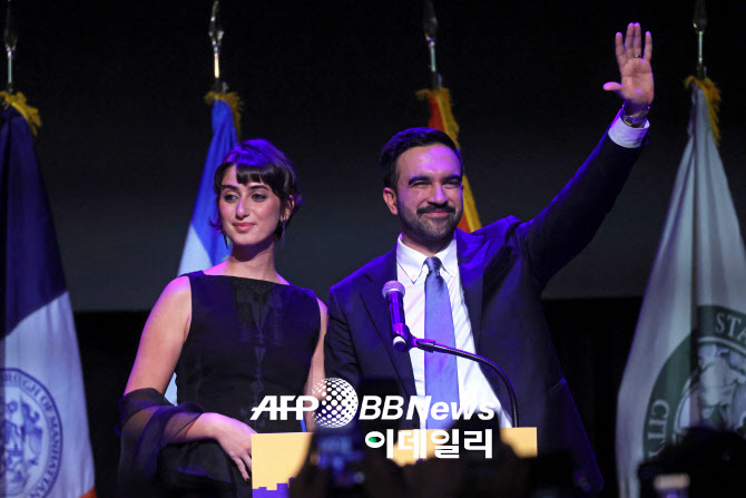 당선 후 아내와 환호하는 조란 맘다니                                                                                                                                                                     