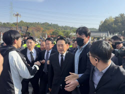 5·18묘지 찾은 장동혁, 방명록도 못 쓰고 쫓겨나(종합)