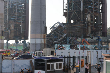 노동부·환경부 장관, &apos;울산화력 붕괴&apos; 중수본 현장회의