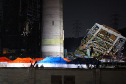 울산화력 붕괴사고, 밤샘 구조 계속…"작은 틈 찾아 진입"