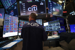 [속보] 뉴욕증시 하락 마감…AI 거품 우려 재발에 나스닥 2%↓