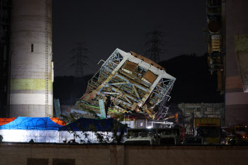 [속보]소방당국 "울산화력 붕괴사고 매몰자 1명 사망"