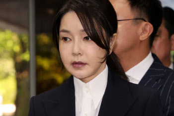 박지원 “김건희, ‘그 X’ 안하면 다행”…尹 ‘여사’ 요구 비난