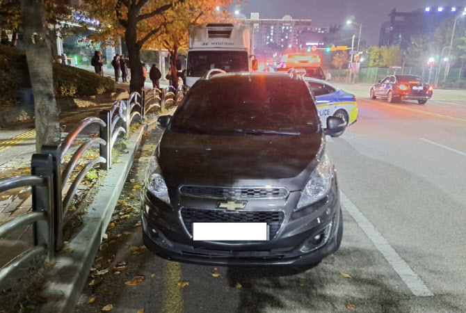스쿨존 사고, 시민들이 차 들어 올려 구조