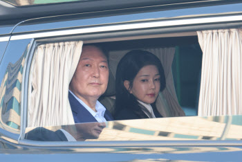 나란히 재판 출석한 윤석열·김건희, 만나지는 못해