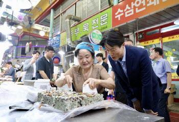 소상공인 찾은 노용석 차관…‘달콤한 동행’ 판매전 참여 독려