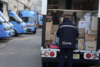 "새벽배송 금지 땐 54조 손실"…학계서도 &apos;경고&apos;